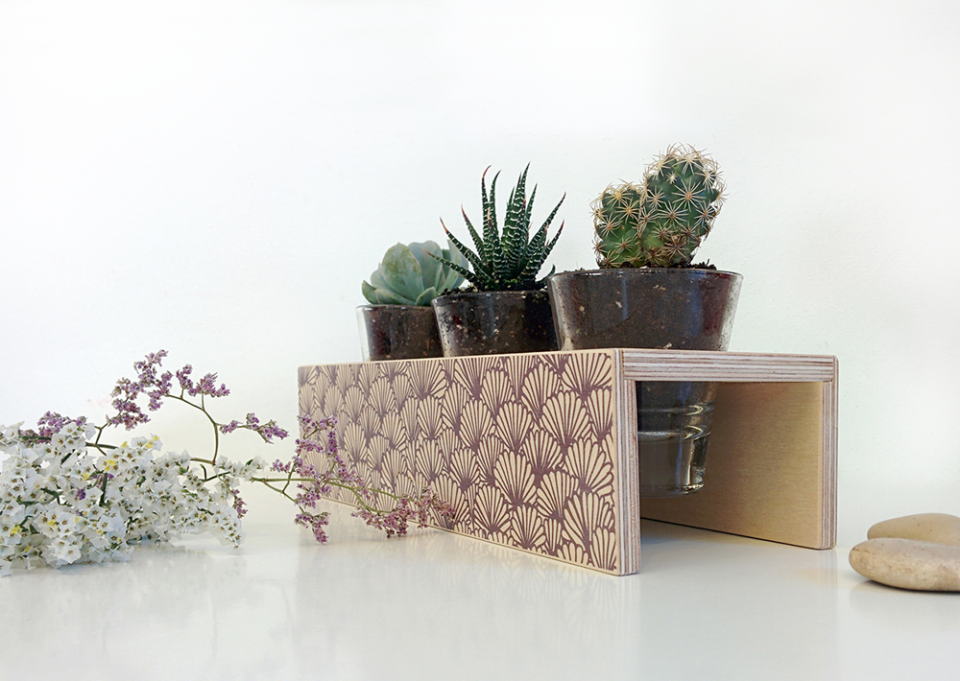 מעמד לעציץ שלישייה